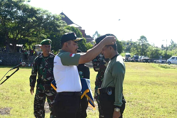 Plh Sekda Tandatangani Naskah Serah Terima dan Penyerahan Atribut Kegiatan PKBN Kepada TNI dan SATLINMAS