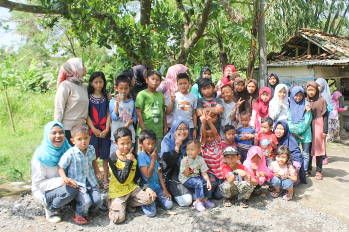 Anak-Anak Menulis Puisi Tentang Kampung Halaman