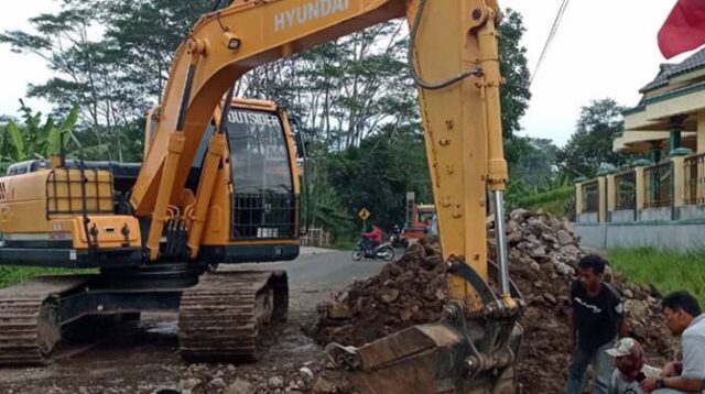 DPUTRPPLH Kab Tasikmalaya Perbaiki Saluran Air Jalur Arternatif Mudik