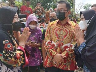 Bupati Tasikmalaya Dampingi Mensos Pantau Renovasi Rumah Lansia Di Cisayong