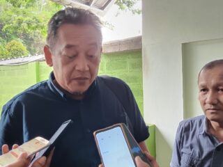 Ketua partai Nasdem Kabupaten Tasikmalaya Ade Batara (kiri) bersama Haris Somantri (kanan) memberikan keterangan. Dok TB