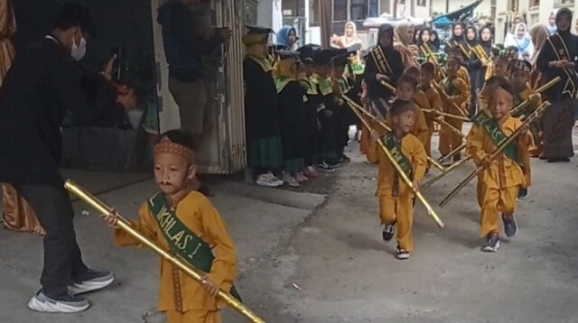 Pentas kreasi seni siswa-siswi RA Al-Ikhlas. Dok istimewa.