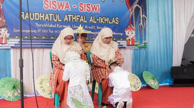 Prosesi sungkeman siswa-siswi RA Al-Ikhlas kepada guru/wali murid. Dok istimewa.