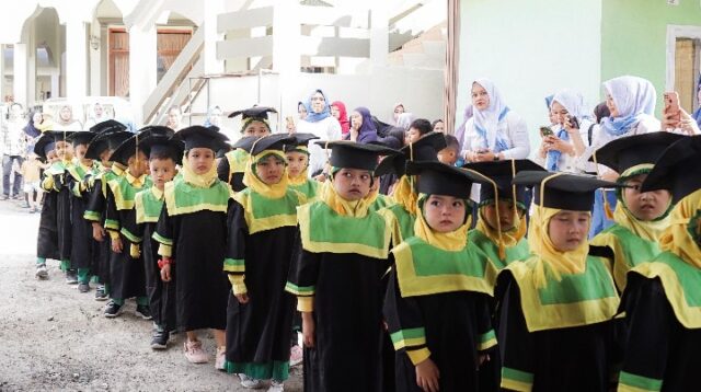 Para siswa-siswi peserta didik RA Al-Ikla, tampak antusias mengikuti wisuda. Dok istimewa.