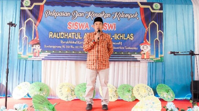 Kepala RA Al-Iklas Syamsul Bahri, S.Pd.I, saat menyampaikan sambutan dalam acara pelepasan siswa-siswi RA Al-Ikhlas. Dok istimewa.