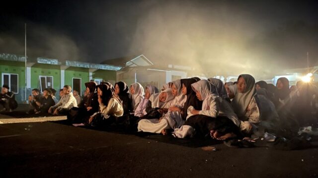 Para santri Al Mukhtariyah, tampak antusias menyaksikan pertunjukan teater dan diskusi interaktif.