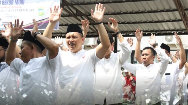 ASN Pemkab Tasikmalaya Berpartisipasi dalam Pemecahan Rekor MURI Pemakaian Sarung Tenun Terbanyak