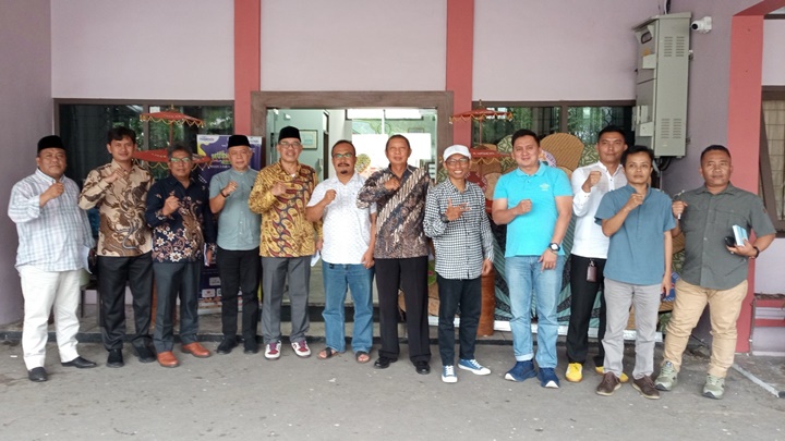 Jajaran Komisi II bersama sejumlah pejabat Bapenda Kota Tasikmalaya usai melakukan pertemuan pada Jumat 24/1/2025.
