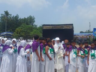 Ribuan Santri MDTA Ikuti Peragaan Manasik Haji, di kawasan Asia Plaza, Jl. K.H. Zainal Mustofa, Kota Tasikmalaya, Minggu, 9 Februari 2025.