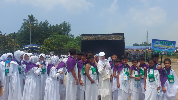 Ribuan Santri MDTA Ikuti Peragaan Manasik Haji, di kawasan Asia Plaza, Jl. K.H. Zainal Mustofa, Kota Tasikmalaya, Minggu, 9 Februari 2025.