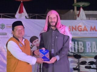 Ketua Majelis Ilmu Milik-Nya Bukan Milikku, H. Riki Riwan Permana, M.Si., M.Phil., (kiri) dan Syekh Dr. Yahya Jaber (kanan) secara resmi membuka Kampoeng Ramadhan Smeasari Berdaya dengan simbolis penyerahan Al-qur’an. Sabtu malam, 8/02/2025.