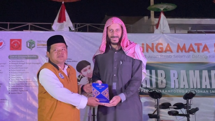 Ketua Majelis Ilmu Milik-Nya Bukan Milikku, H. Riki Riwan Permana, M.Si., M.Phil., (kiri) dan Syekh Dr. Yahya Jaber (kanan) secara resmi membuka Kampoeng Ramadhan Smeasari Berdaya dengan simbolis penyerahan Al-qur’an. Sabtu malam, 8/02/2025.