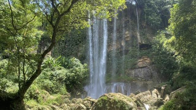 Curug Sawer, salah satu air terjun megah dengan ketinggian mencapai 200 meter, menjadi pusat perhatian bagi masyarakat di Desa Mandalamekar.
