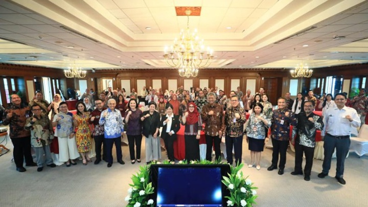 Foto bersama dalam kegiatan Forum Penguatan Governance, Risk, and Compliance (GRC) di kantor OJK Jakarta, Senin 03 Maret 2025.