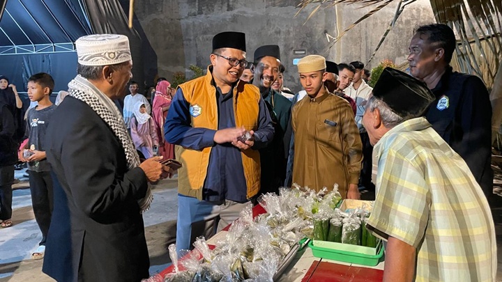 Kabagkesra Kota Tasikmalaya, H. Asep Dudi, S.Ag., M.Si., mengunjungi stand bazar UMKM Kampung Ramadhan binaan ekonomi umat, pada Rabu, 5 Maret 2025, bersama warga dan tokoh masyarakat.