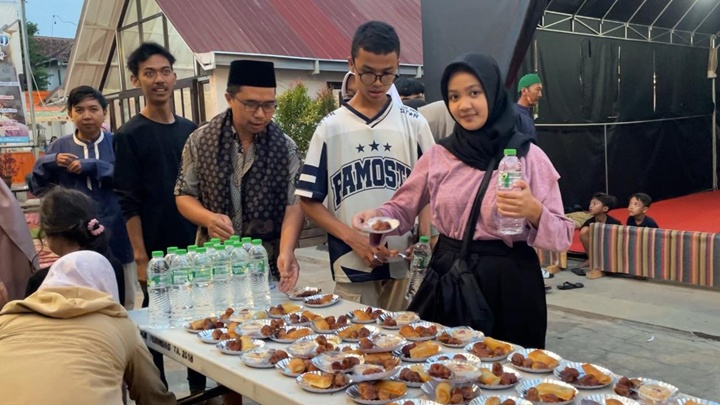 Suasana buka bersama di Kampung Ramadhan Smeasari Berdaya, melalui program Siaga Dapur Buka dan Sahur sepanjang bulan Ramadhan. Rabu, 5 Maret 2025.