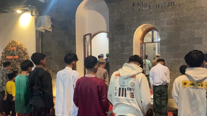 Suasana Sholat Magrib berjamaah di masjid Milik-Nya bukan Milikku, Rabu, 5 Maret 2025.