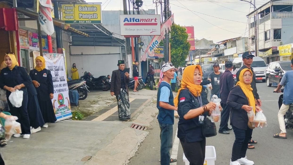 DPC ARWT Kota Tasikmalaya Gelar Aksi Berbagi Takjil di Bulan Ramadan, Selasa 18 Maret 2025.