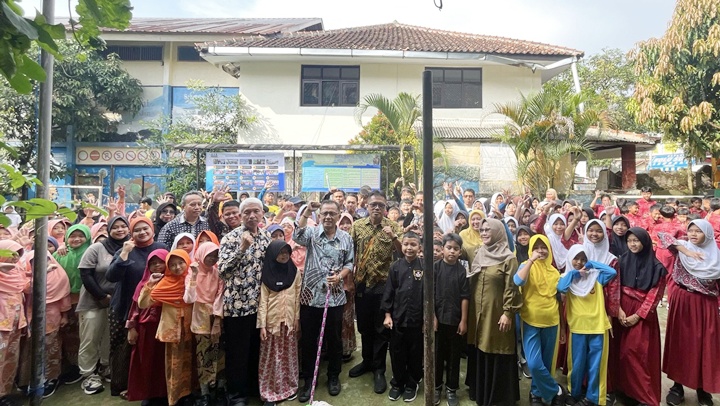 Plt Kadisdik Kota Tasikmalaya Kunjungi Sekolah Secara Mendadak, Dorong Budaya Bersih Lewat Program TOBIS. Kamis, 10 April 2025.