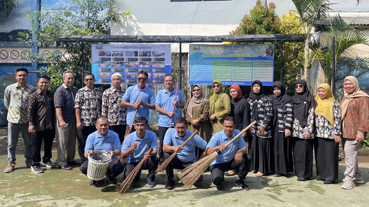 Semangat #BiasainBersih! Kadisdik, guru, dan siswa turun tangan bersama dalam operasi bersih. Sekolah sehat, karakter kuat! Kamis 10 April 2025.
