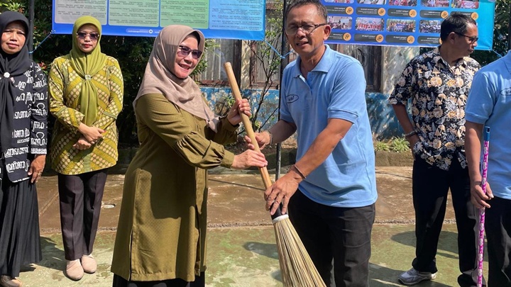 Plt Kadisdik hadir sebagai sahabat sekolah, dorong karakter cinta kebersihan lewat program TOBIS. Kamis 10 April 2025.