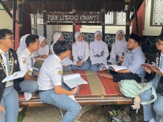 Dalam suasana sore yang teduh, murid SMAN 1 Tasikmalaya tampak antusias berdiskusi bersama Kepala Sekolah Dr. H. Yonandi, S.Si., MT di Saung Literasi yang terletak di depan kampus. Selasa (15/04/2025).