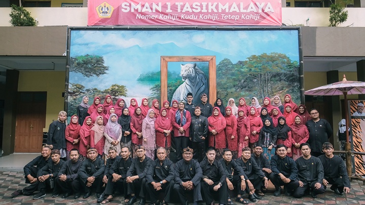 Wakil Wali Kota Tasikmalaya Rd. Dicky Chandra Negara berfoto bersama Kepala SMAN 1 Kota Tasikmalaya Dr. H. Yonandi, S.Si., M.T., para guru, serta siswa-siswi usai pembukaan acara Gumebyar Satas Sayaga Ngamumule Budaya Sunda di Aula SMAN 1 Kota Tasikmalaya, Kamis (22/5/2025). Dok Fahmi Satas.