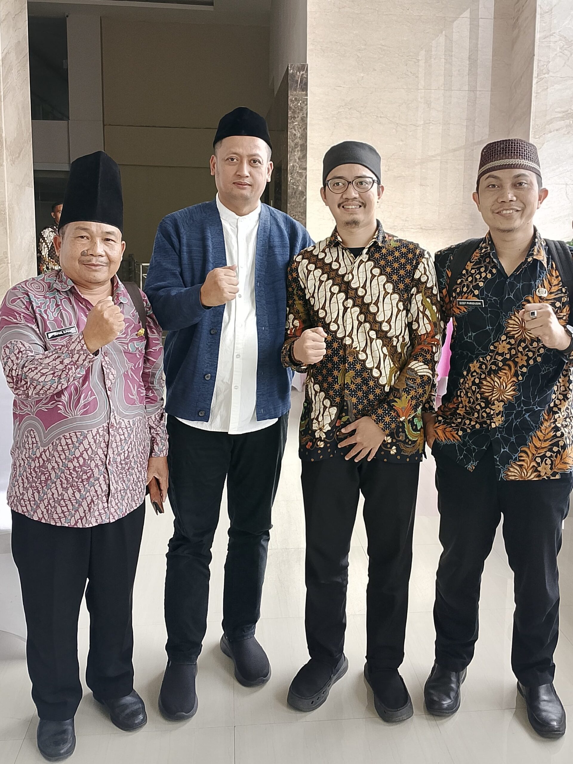 Jafar (Penyuluh Agama Islam KUA Kecamatan Tamansari), Dr. H. Ohan Burhan, M.Pd. (Kasi Urais Kanwil Kemenag Jawa Barat), Ihsan Farhanuddin (Penyuluh Agama Islam KUA Kecamatan Bungursari), dan Ecep Paridudin (Penyuluh Agama Islam KUA Kecamatan Mangkubumi) berfoto bersama usai kegiatan Revitalisasi BKM di Hotel Grand Metro, Rabu (30/7/2025).