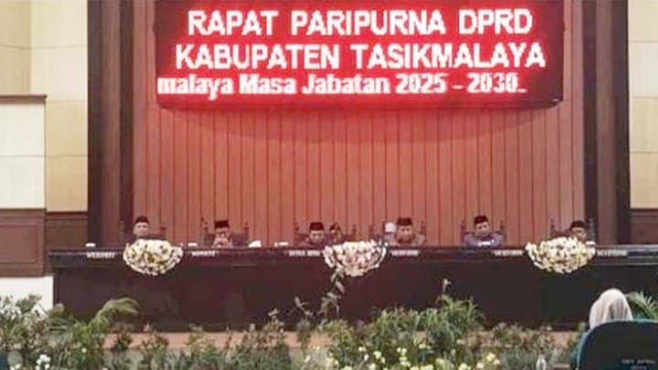 Ketua DPRD Drs. Budi Ahdiat didampingi para Wakil Ketua DPRD Kabupaten Tasikmalaya memimpin Rapat Paripurna penyampaian pidato Bupati dan Wakil Bupati Tasikmalaya masa jabatan 2025-2030.