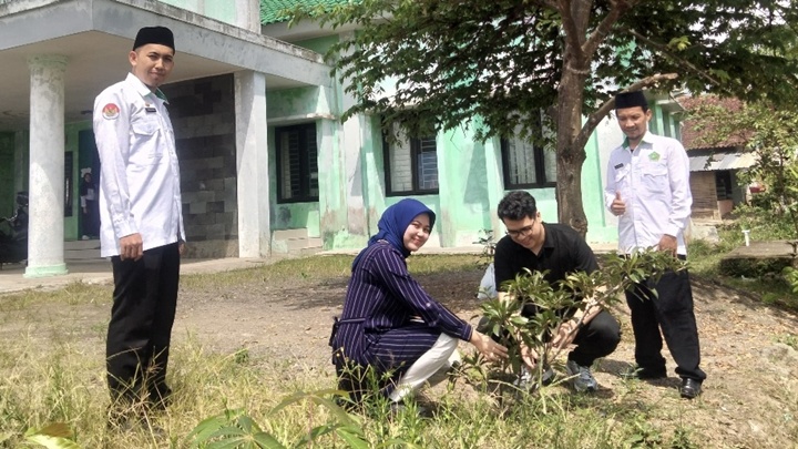Sepasang calon pengantin menanam pohon secara simbolis di halaman KUA Kecamatan Bungursari usai mengikuti Bimbingan Perkawinan (BIMWIN), Senin (28/7/2025), sebagai bagian dari peluncuran program “Gerakan 1 Pasangan 2 Pohon” yang mengintegrasikan nilai-nilai keagamaan dan kepedulian lingkungan.