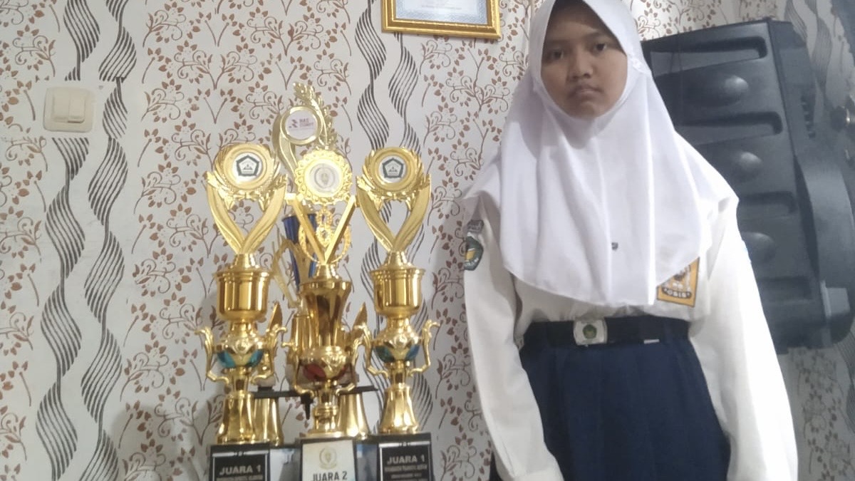 Kerja keras tak pernah mengkhianati hasil, terbukti dari piala-piala yang berhasil diraih Nabila Azzahra.