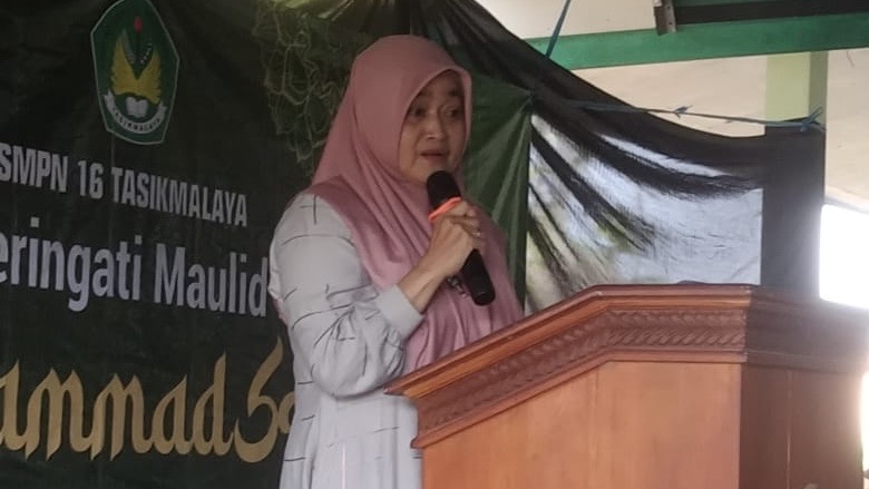 Kepala SMPN 16, Titin Suryani, S.Pd., mengajak siswa-siswi meneladani akhlak Rasulullah pada peringatan Maulid Nabi Muhammad SAW. Rabu 3/9/2025.