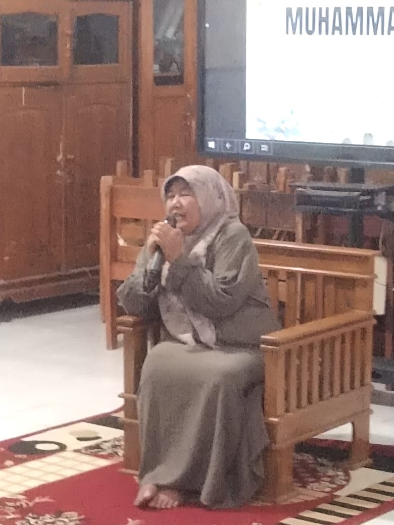 Kepala SDN Pajajaran, Heni Yulia, S.Pd., M.Pd., saat memberikan sambutan pada peringatan Maulid Nabi Muhammad SAW di sekolahnya, Senin (8/9/2025).