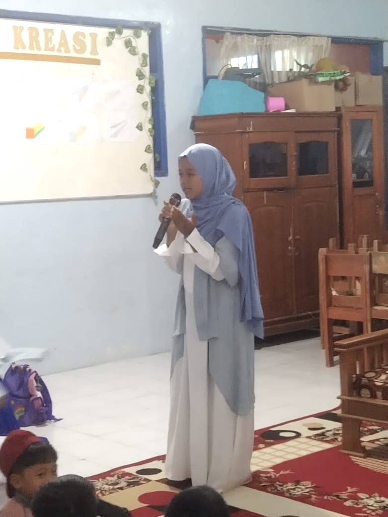 Ustadzah Nisa Nurinsani saat menyampaikan tausiyah dalam peringatan Maulid Nabi Muhammad SAW di SDN Pajajaran, Senin (8/9/2025).