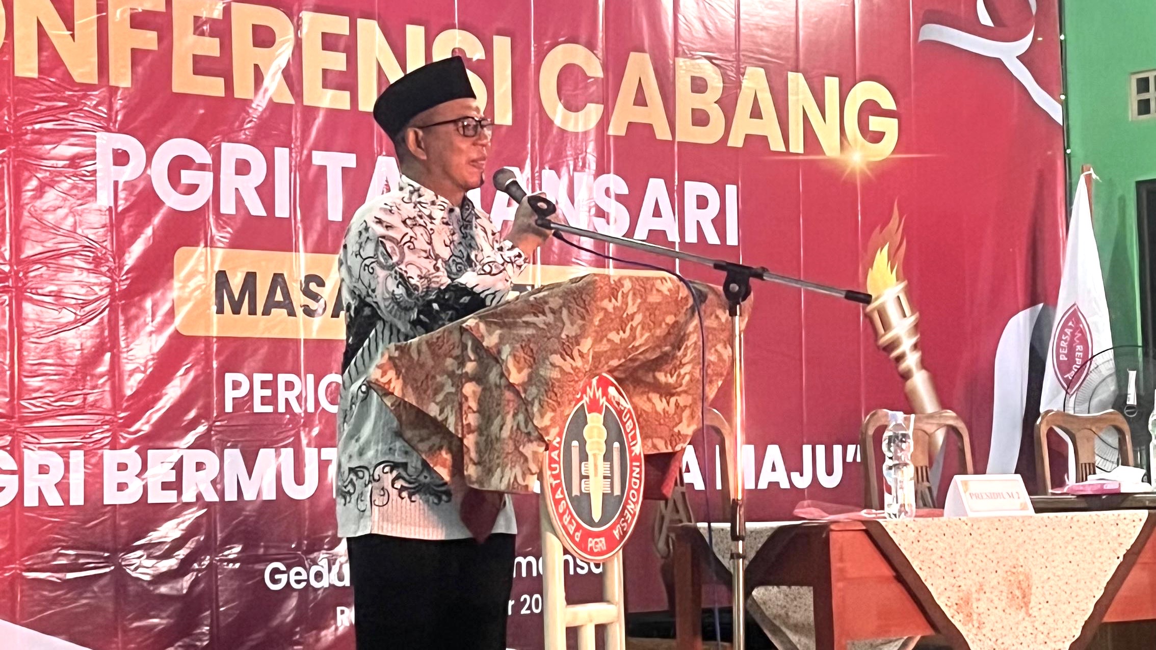 Ketua PGRI Kota Tasikmalaya H. Cecep Susilawan, S.Pd., MM saat memberikan sambutan pada Konfercab XXIII PGRI Cabang Tamansari di GOR PGRI Tamansari, Rabu (15/10/2025).
