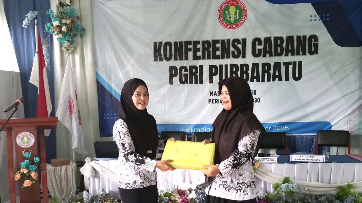 Serah terima jabatan Ketua PGRI Cabang Purbaratu dari Elsa Kristina, S.Pd. kepada Ketua terpilih Hj. Siti Khoerunnisa, M.Pd. berlangsung khidmat dalam Konfercab XXIII PGRI Purbaratu di SDN 4 Purbaratu, Rabu (23/10/2025).
