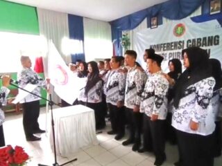 pgri Wakil Ketua II PGRI Kota Tasikmalaya, Elsa Kristina, S.Pd. memimpin prosesi sumpah jabatan pengurus baru PGRI Cabang Purbaratu sebagai wujud komitmen dan tanggung jawab dalam mengemban amanah organisasi. Rabu (23/10/2025).