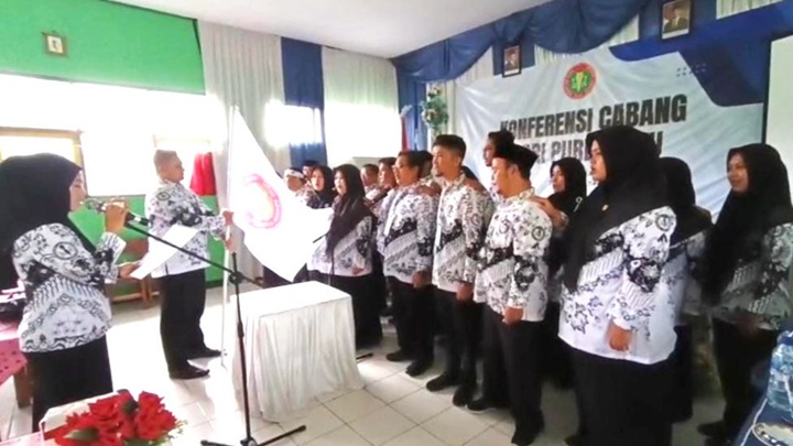 Wakil Ketua II PGRI Kota Tasikmalaya, Elsa Kristina, S.Pd. memimpin prosesi sumpah jabatan pengurus baru PGRI Cabang Purbaratu sebagai wujud komitmen dan tanggung jawab dalam mengemban amanah organisasi. Rabu (23/10/2025).