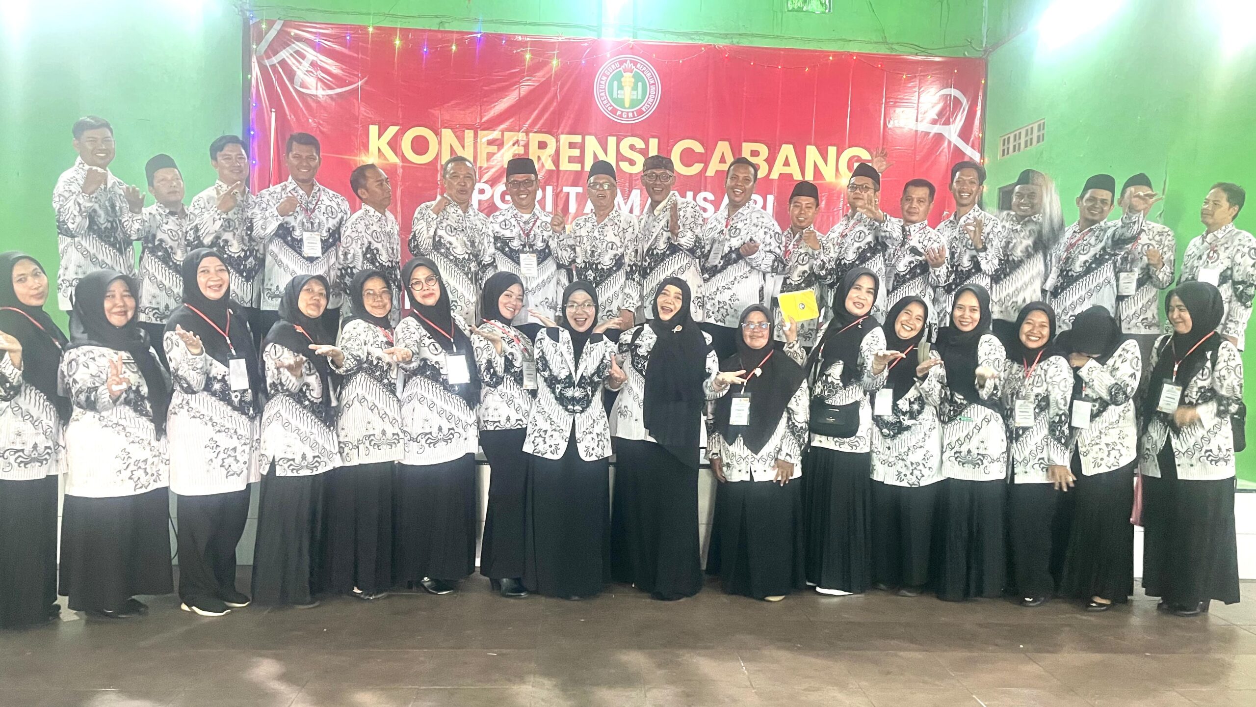 Foto bersama usai pelaksanaan Konfercab XXIII PGRI Cabang Tamansari di GOR PGRI Tamansari, Rabu (15/10/2025).