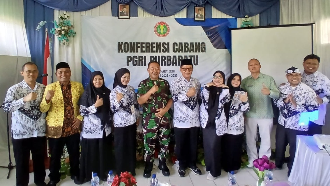 Ketua PGRI Kota Tasikmalaya H. Cecep Susilawan, S.Pd., MM. bersama rengrengan pengurus PGRI Kota dan Cabang Purbaratu — kompak, solid, dan penuh semangat kebersamaan.