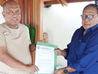 Ketua PC 1012 GM FKPPI Kabupaten Tasikmalaya, dr. Muzwar Anwar, MM.Kes, menerima penyerahan fakta integritas dari Sera Sani Verana, M.Pd, sebagai tanda resmi bergabungnya Sera dalam kepengurusan GM FKPPI melalui mekanisme Pergantian Antar Waktu (PAW), Kamis (7/8/2025).