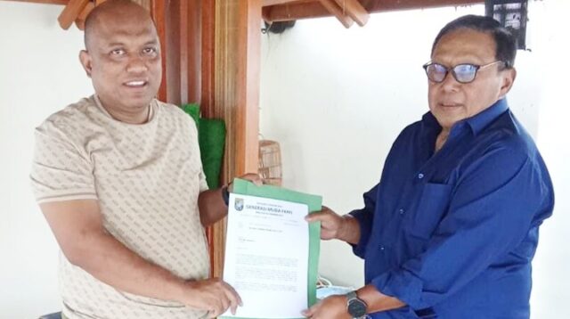 Ketua PC 1012 GM FKPPI Kabupaten Tasikmalaya, dr. Muzwar Anwar, MM.Kes, menerima penyerahan fakta integritas dari Sera Sani Verana, M.Pd, sebagai tanda resmi bergabungnya Sera dalam kepengurusan GM FKPPI melalui mekanisme Pergantian Antar Waktu (PAW), Kamis (7/8/2025).