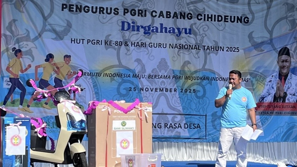 Ketua PGRI Cabang Cihideung Ketua PGRI Cabang Cihideung, Utep Tutang Sutama, S.Pd., saat menyampaikan arahannya pada kegiatan puncak HUT ke-80 PGRI dan Hari Guru Nasional 2025. Senin (24/11/2025).