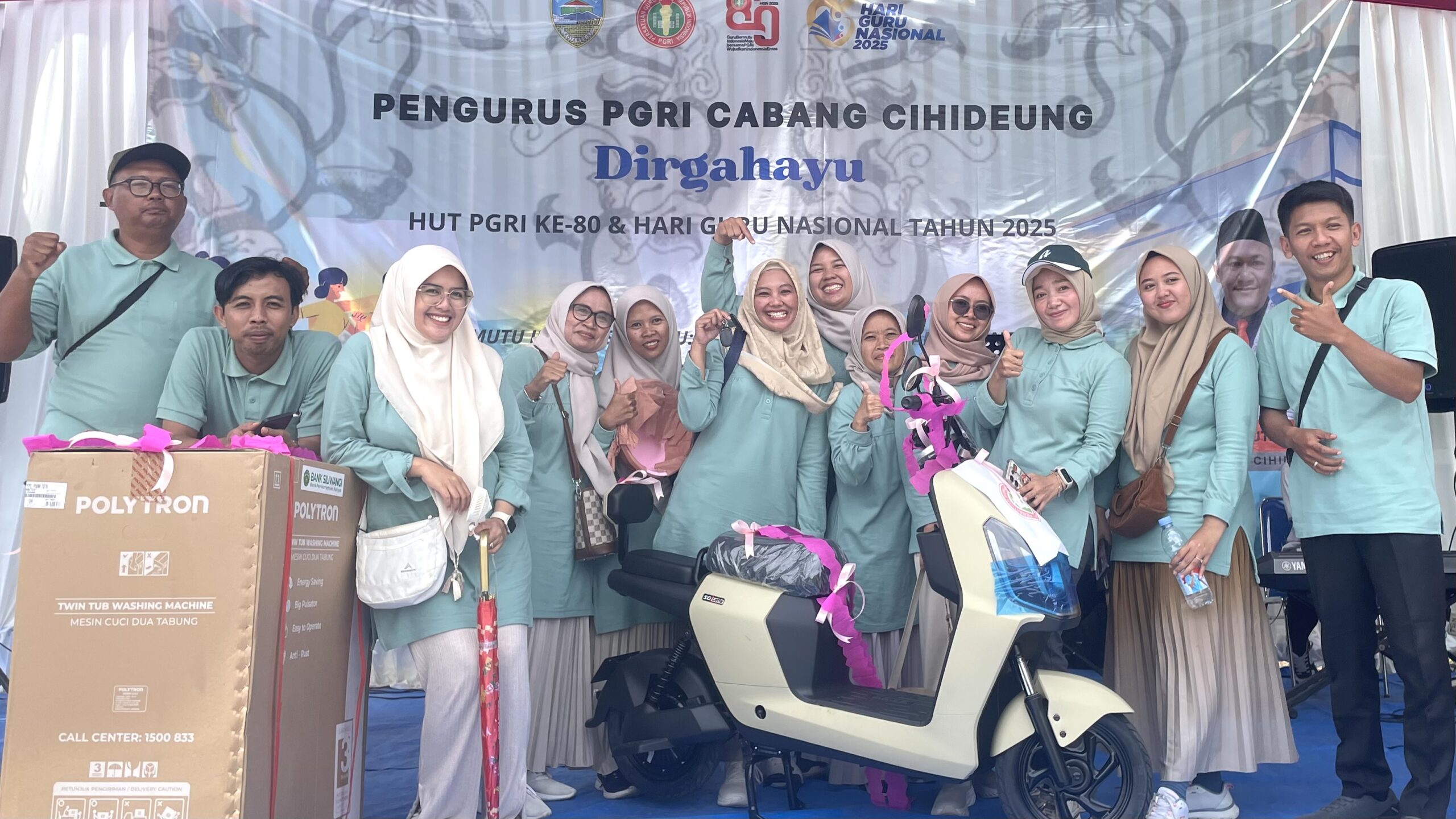 Beruntung! Fira Agustina Rauufu dari SDN Gunung Koneng membawa pulang hadiah utama motor listrik. Senin (24/11/2025).