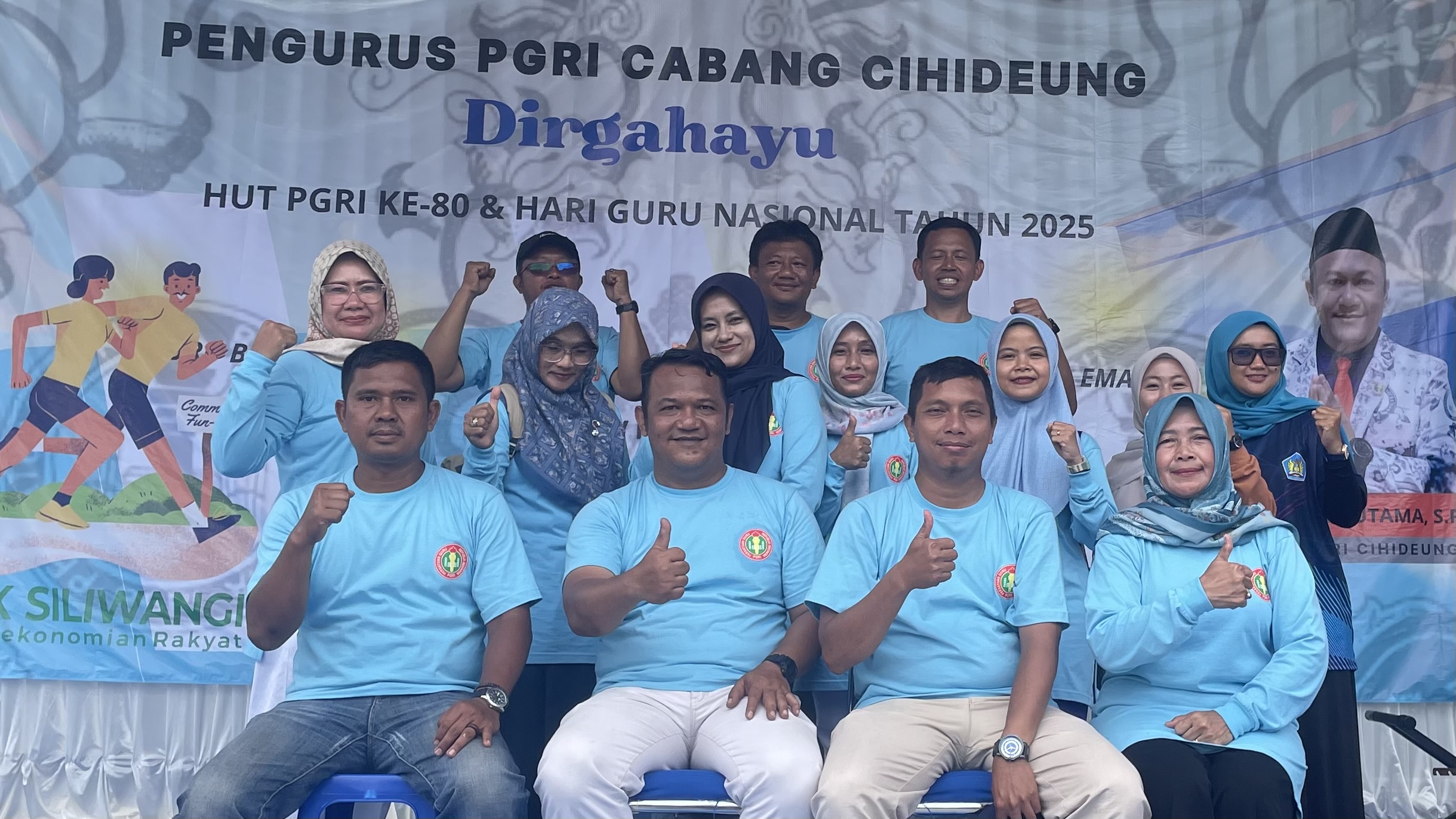 Rengrengan panitia berfoto bersama seusai pelaksanaan kegiatan, menunjukkan kekompakan dan kerja sama yang mengantarkan acara berjalan sukses. Senin (24/11/2025).