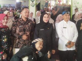 Kepala Dinas Pendidikan Kota Tasikmalaya, Dr. H. Rojab Riswan Taufik, S.Sos., M.Si., bersama jajaran dan peserta pelatihan saat penutupan kegiatan Pembelajaran Mendalam di SDN Nagarawangi, Kamis (7/11/2025).