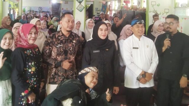 Kepala Dinas Pendidikan Kota Tasikmalaya, Dr. H. Rojab Riswan Taufik, S.Sos., M.Si., bersama jajaran dan peserta pelatihan saat penutupan kegiatan Pembelajaran Mendalam di SDN Nagarawangi, Kamis (7/11/2025).