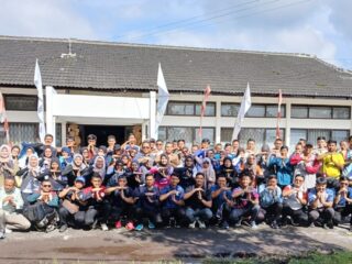 Pelepasan Kontingen Dinas Pendidikan Kota Tasikmalaya menuju ajang HUT Korpri ke-54 berlangsung penuh semangat. Sekretaris Dinas Pendidikan, H. Cecep Susilawan, S.Pd., M.M., secara resmi melepas para atlet di halaman kantor Disdik. Kehadiran beliau menjadi suntikan motivasi bagi seluruh kontingen untuk berjuang maksimal dan kembali mengharumkan nama Dinas Pendidikan. Semangat dan kompak! Selasa,18/11/2025