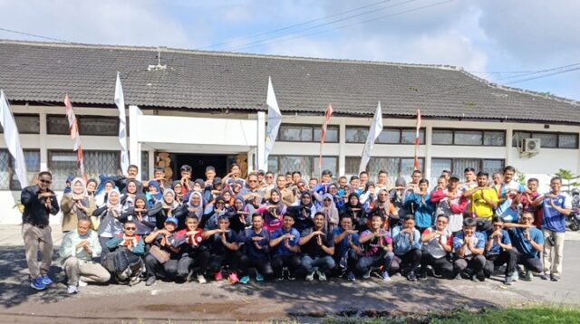 Pelepasan Kontingen Dinas Pendidikan Kota Tasikmalaya menuju ajang HUT Korpri ke-54 berlangsung penuh semangat. Sekretaris Dinas Pendidikan, H. Cecep Susilawan, S.Pd., M.M., secara resmi melepas para atlet di halaman kantor Disdik. Kehadiran beliau menjadi suntikan motivasi bagi seluruh kontingen untuk berjuang maksimal dan kembali mengharumkan nama Dinas Pendidikan. Semangat dan kompak! Selasa,18/11/2025