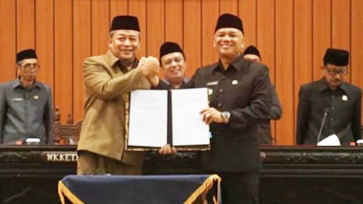 Wakil Bupati Tasikmalaya H. Asep Sopari Al-Ayubi bersama pimpinan DPRD Kabupaten Tasikmalaya menandatangani penetapan Peraturan Daerah tentang RPJMD Kabupaten Tasikmalaya Tahun 2025–2029 dalam Rapat Paripurna, Jumat (24/10/2025).